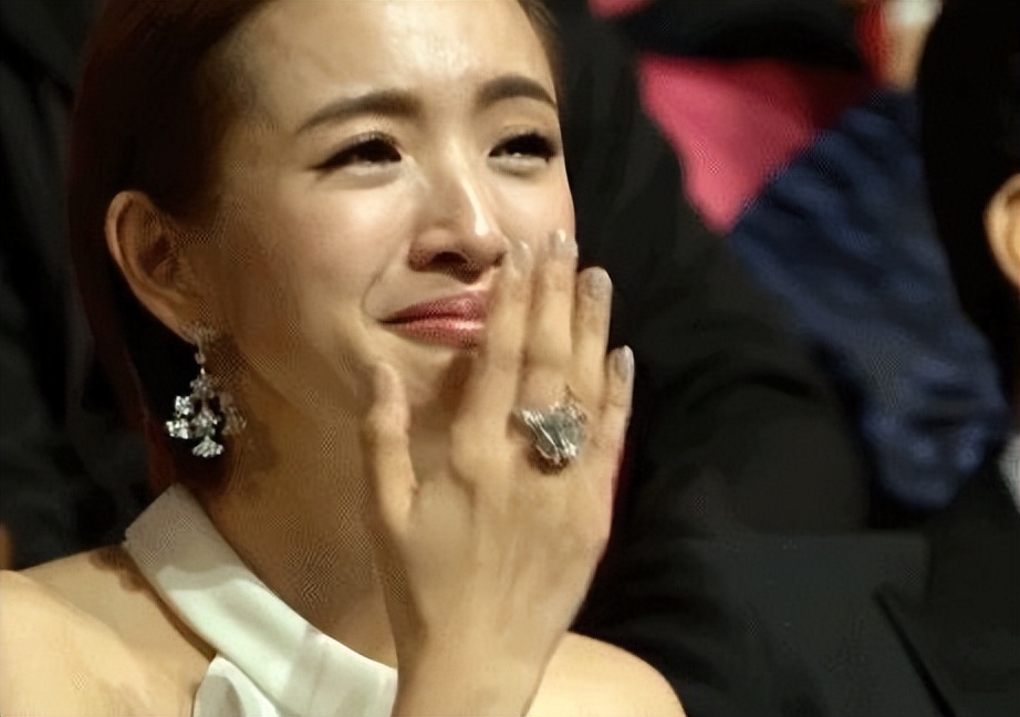 42岁林依晨挺7个月孕肚和好友聚会,素颜状态超级好,婚姻很幸福