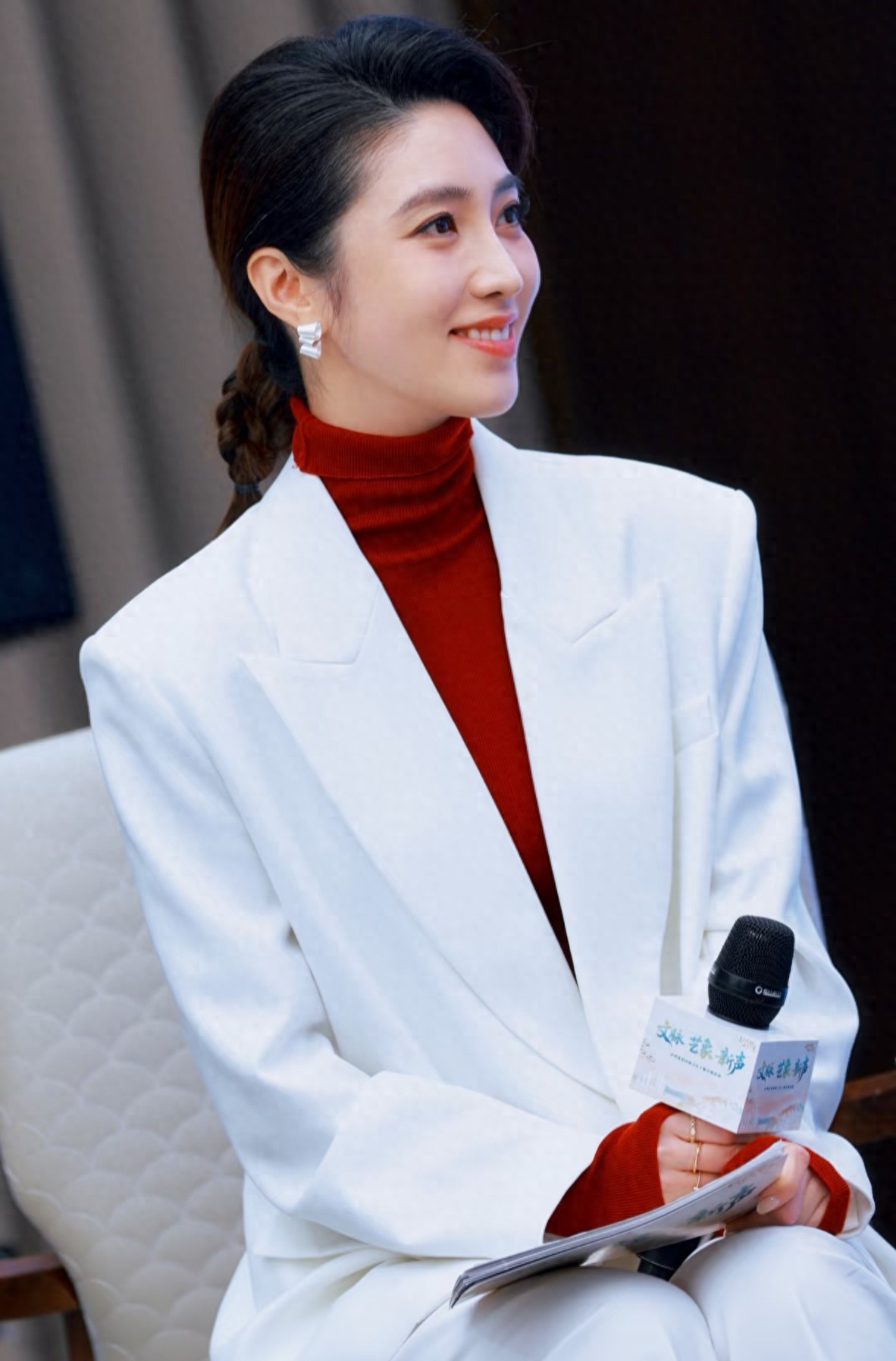 何卿分享最新美照，白色西服配高领红毛衣，美得好高级