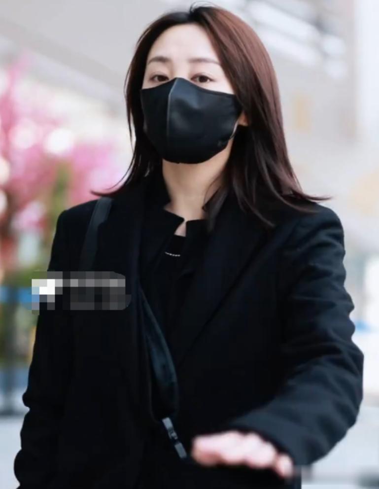 李纯官宣结婚后首现身，与丈夫保持距离无交流，马頔臃肿被当助理