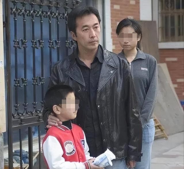 他爱慕萨日娜20年,先后娶俩娇妻,老来得子又离婚,64岁下场凄惨