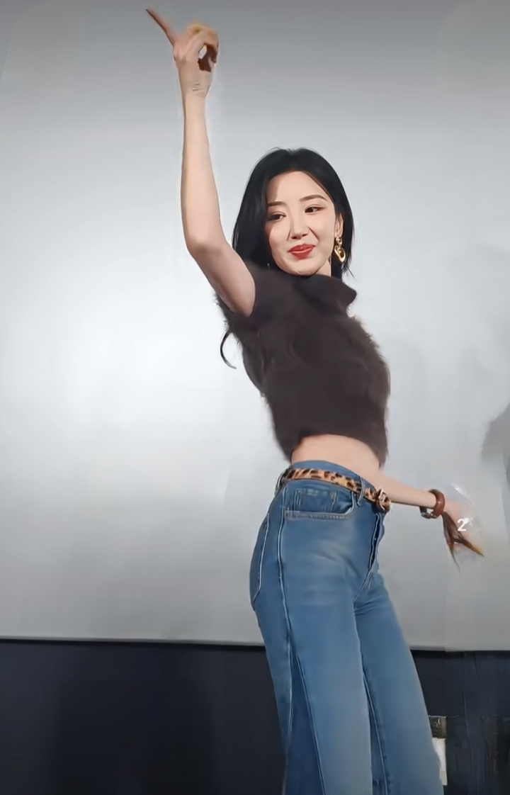 毛晓彤穿搭辣妹风，棕色露腰上衣搭喇叭裤，黑长卷发跳手势舞