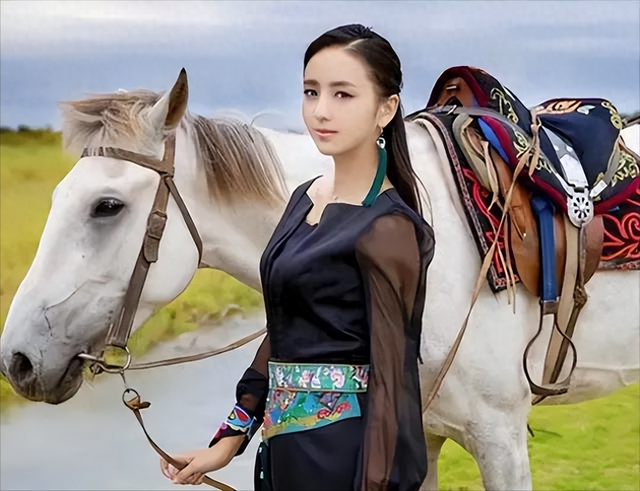 佟丽娅回到家乡新疆伊宁,穿上锡伯族的传统服饰,真的太惊艳了!