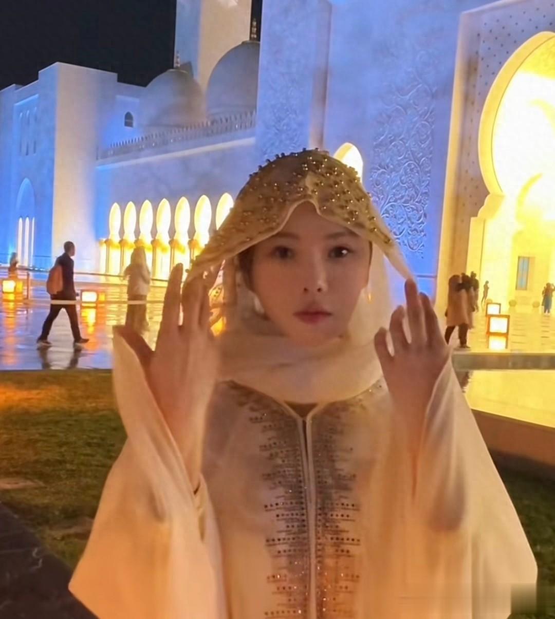 伊能静参观清真寺，包着头巾不敢大声说话，秦昊把她拍得像130斤