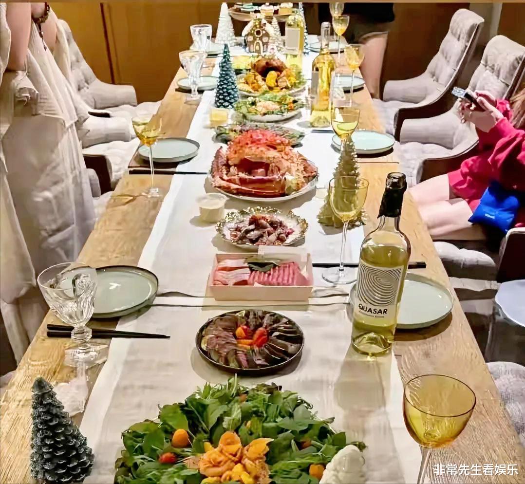 汪小菲一家过圣诞，马筱梅挺孕肚操办，玥儿剪了短发，霖霖更清秀