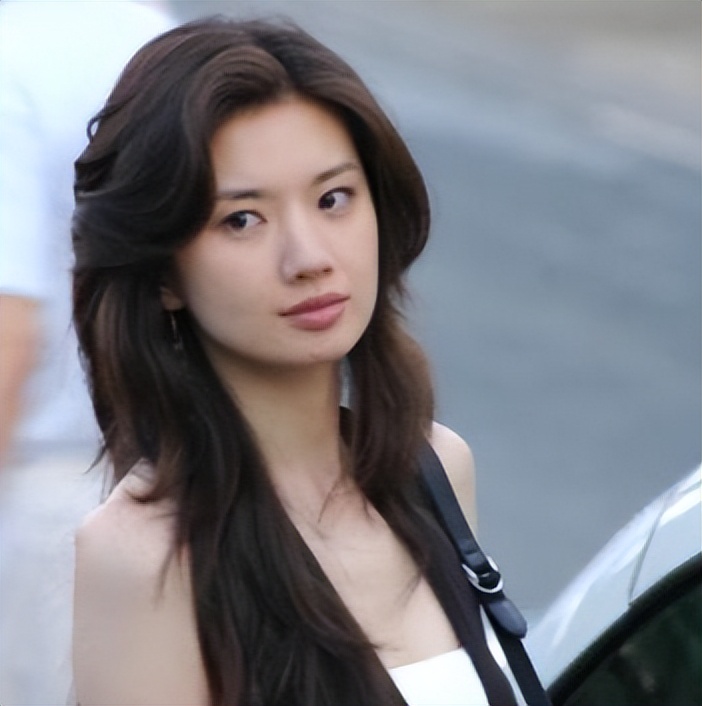 她在上海女团出道，却转身成为央视主持，46岁宛如少女，婚姻成迷