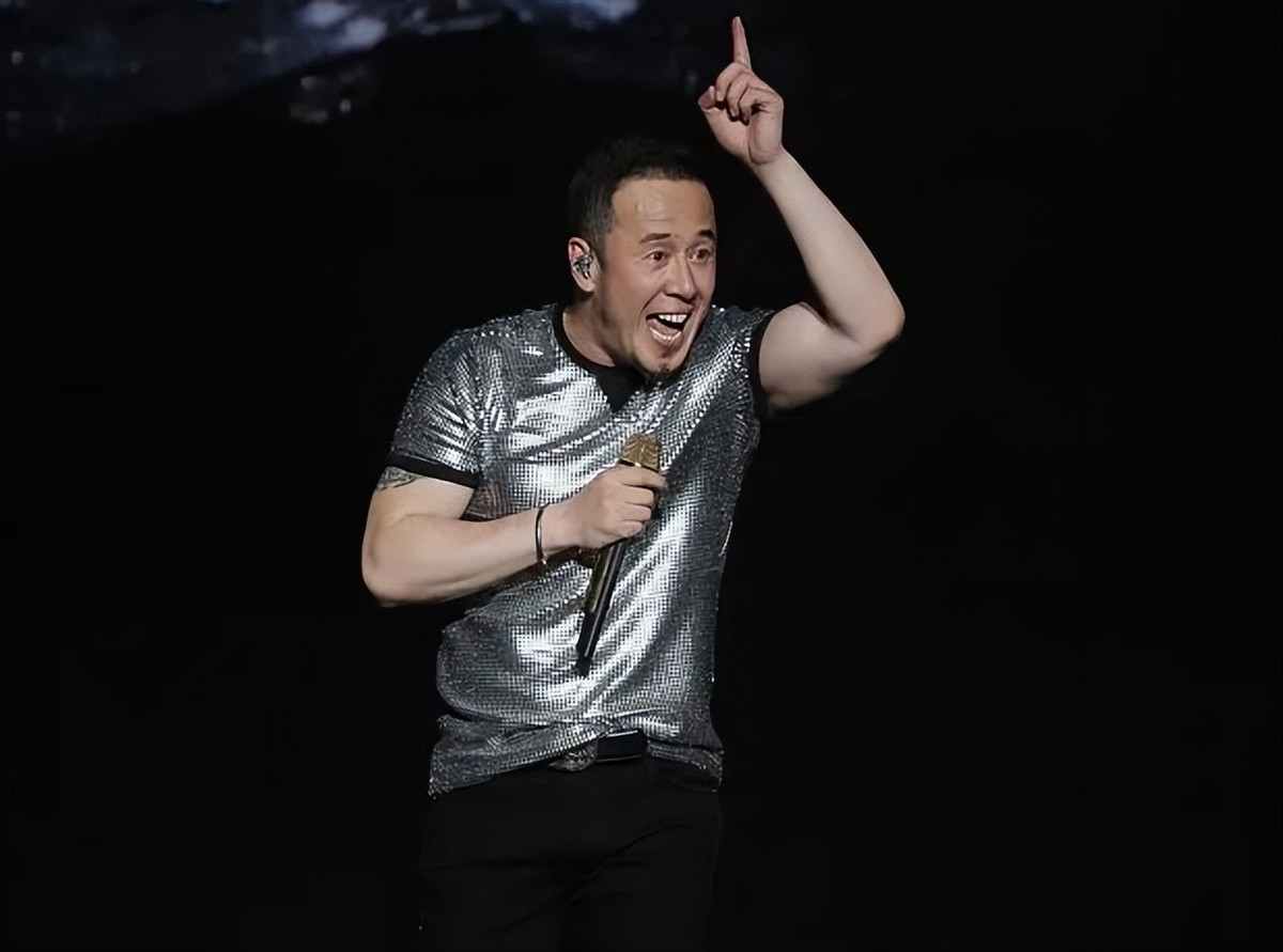 杨坤演唱会空座如山,怒斥观众后沉默,时代已不等老歌手