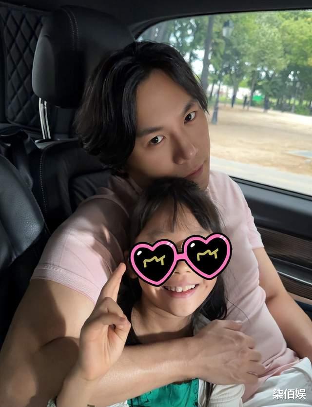 伊能静随秦昊回沈阳老家，婆婆亲自接机，拉着米粒不撒手好爱孙女