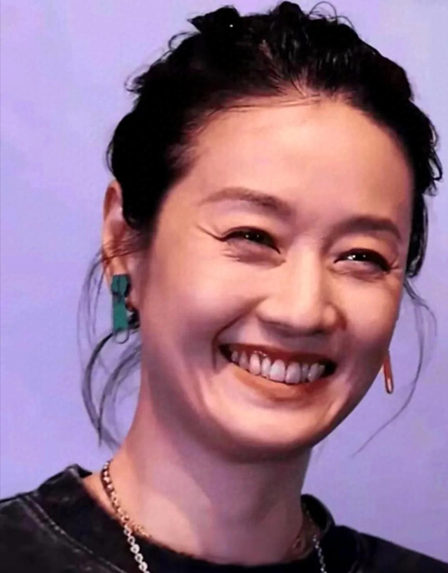 马伊琍花期太短了,爱抽烟的女人难抗老,岁月留下的痕迹太明显了