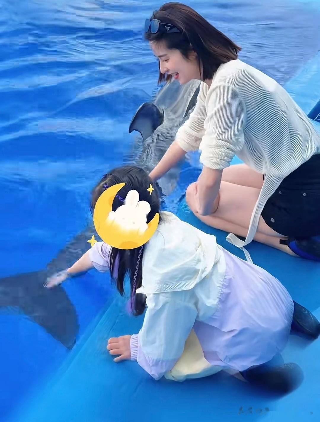 付辛博老婆三亚度假，7岁女儿很瘦，个子高，颖儿年轻苗条像姐姐