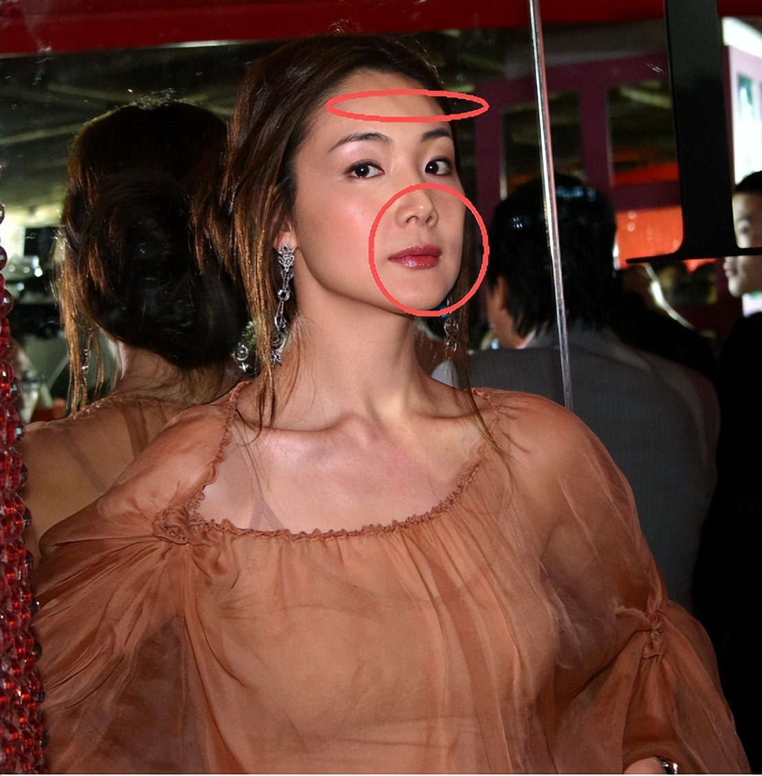 老了也是法拉利！50岁崔智友和45岁董洁一身白衣，各有各的高级