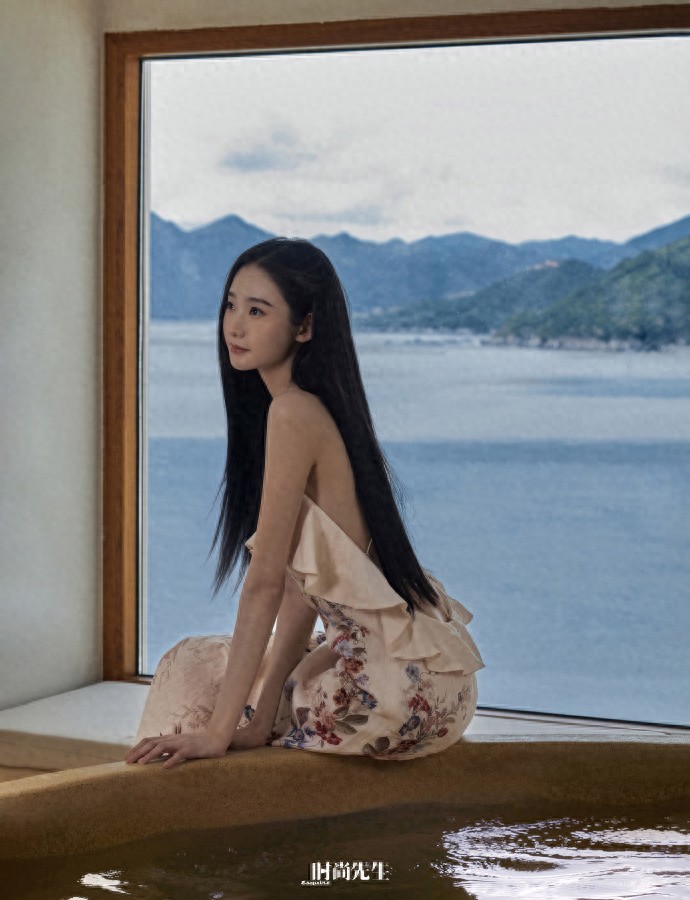 张艺凡今日份封面写真,眼里有光的女孩