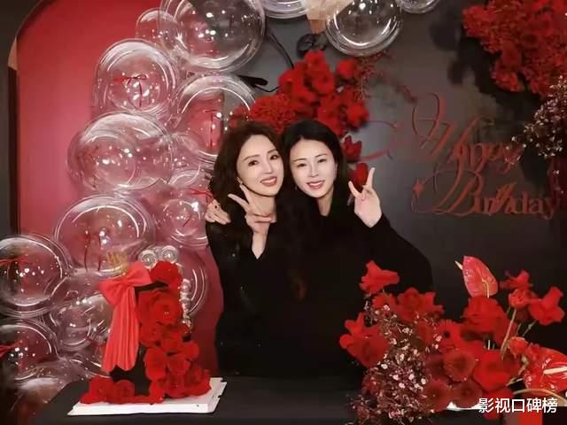 佟大为一家参加董璇生日宴，9岁儿子罕见出镜，长相憨厚身高猛长