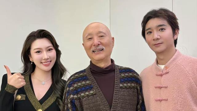 陈佩斯与家人一起聚餐，妹夫是赵子龙张山，外甥女又白又漂亮