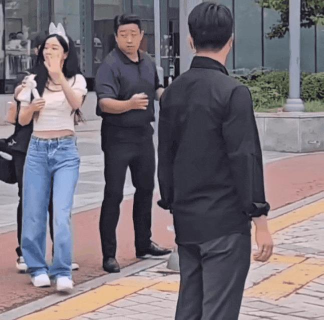 韩国知名女星李惠利,走路撞上路灯柱,视频在韩网热传