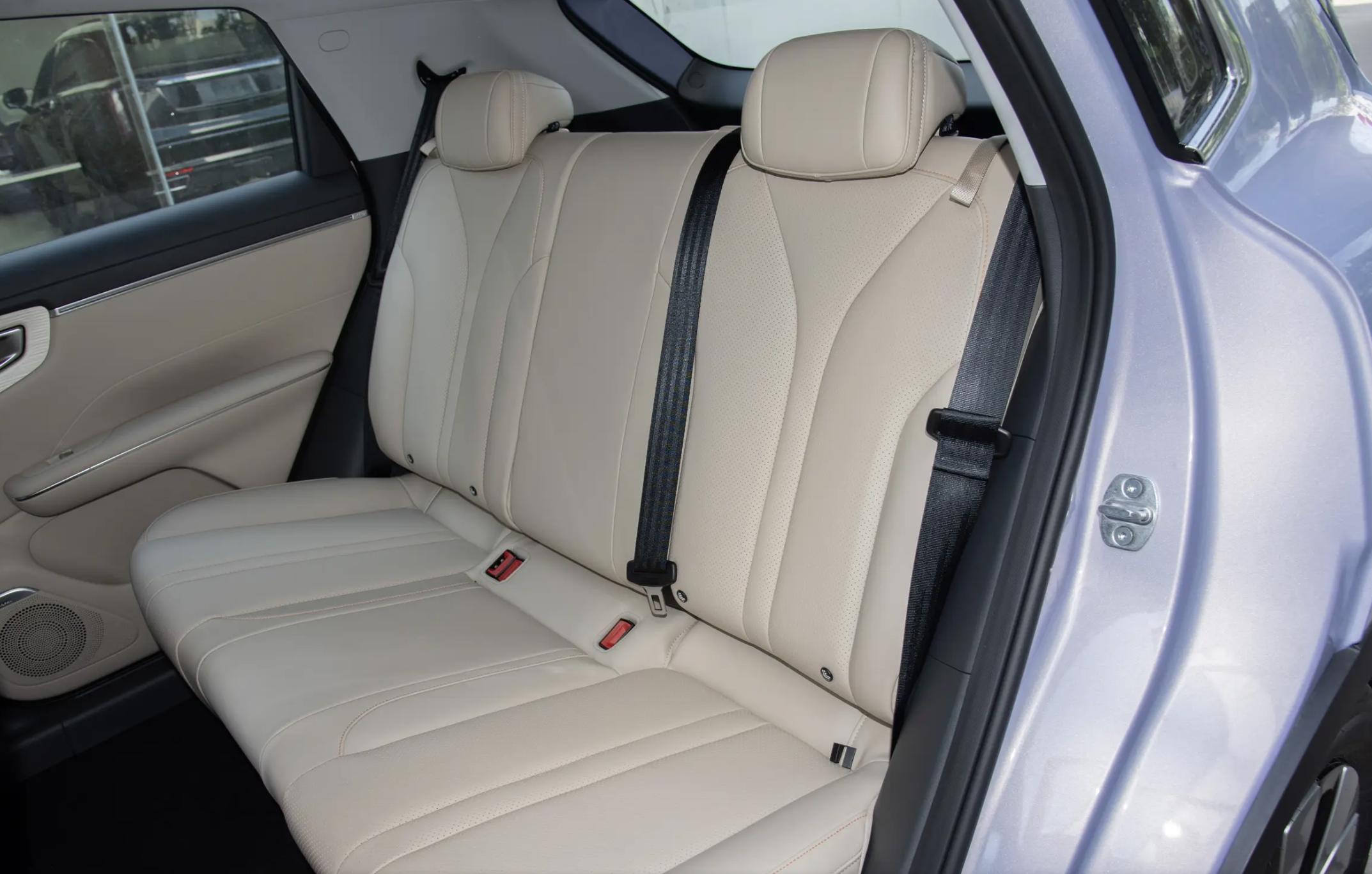 这款小型车预计9月27日上市，拥有智能化配置，适合城市出行