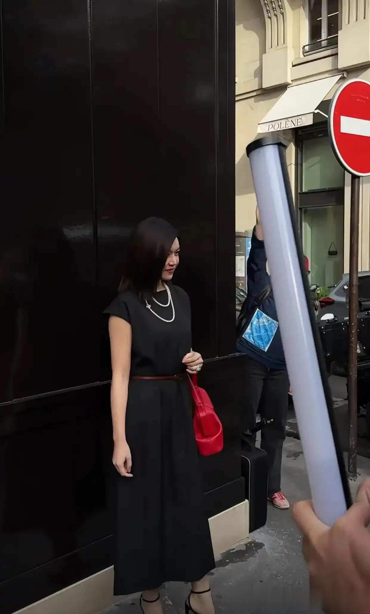 42岁的陈妍希时装周造型巨美,黑色连衣裙搭红色包包腰带,真年轻