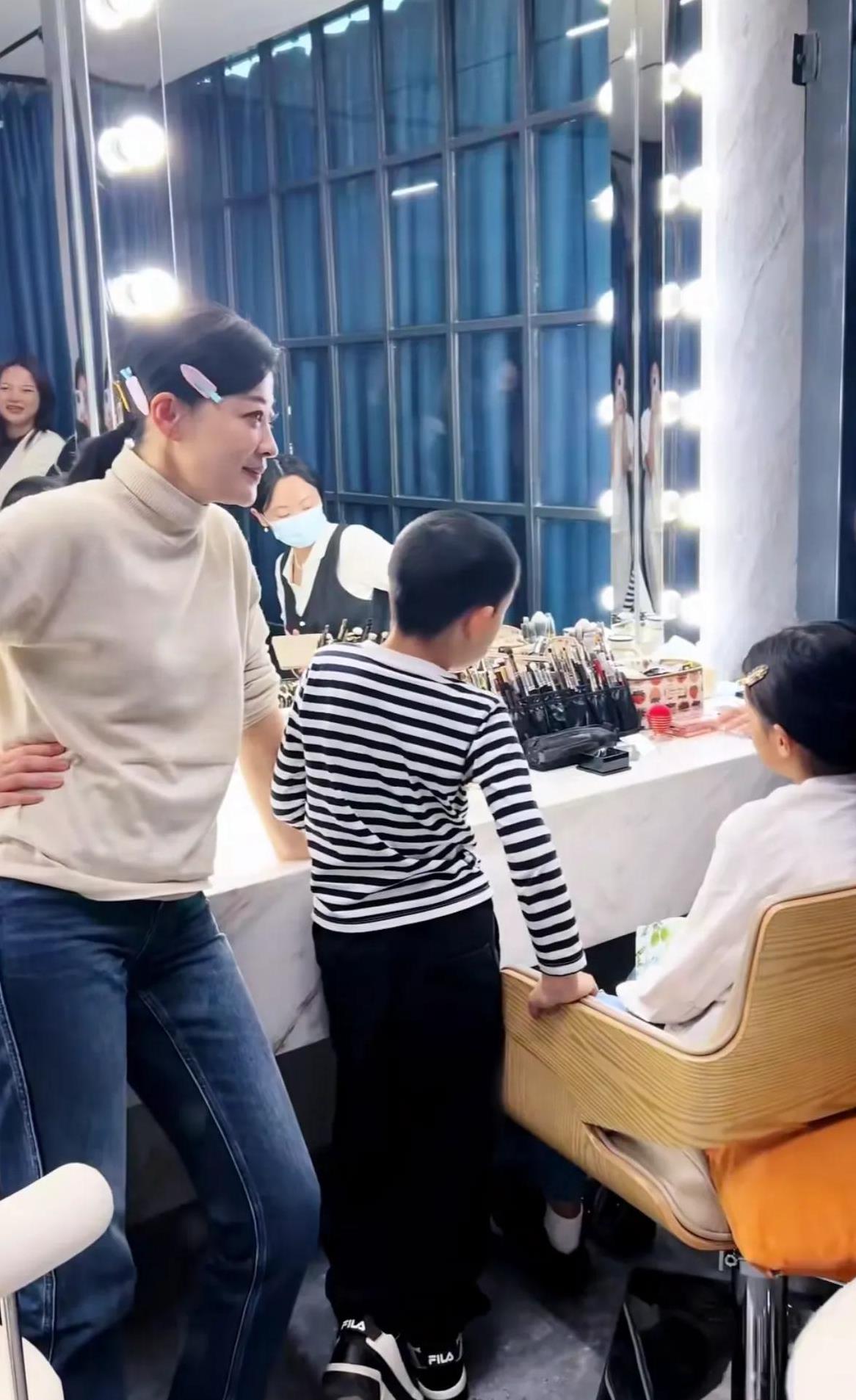 梅婷与女儿庆女神节,11岁萌娃灵气似母,全家福曝光显幸福