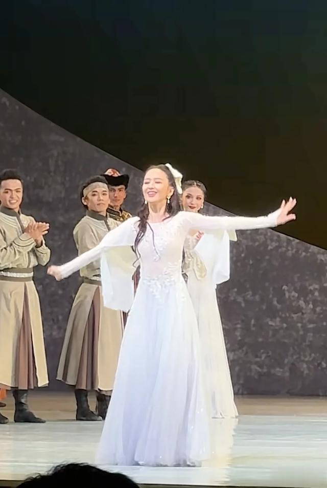 41岁佟丽娅一袭白裙跳舞，感觉整个人在发光！身材苗条美出新高度