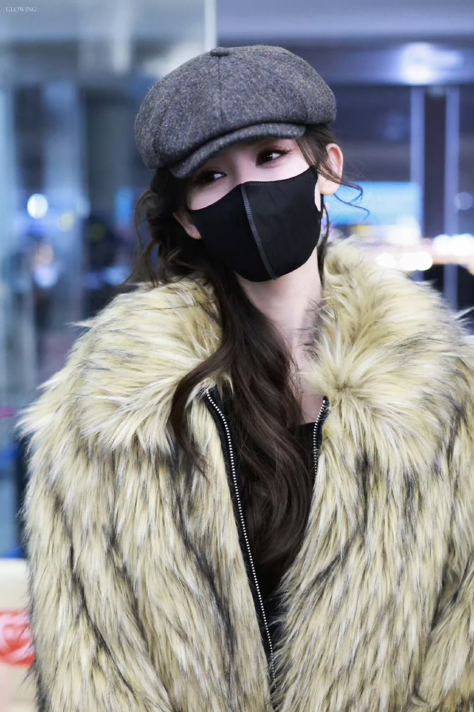 娜扎现身机场，皮草搭配牛仔裤慵懒又时髦，真又温柔又美到爆炸！