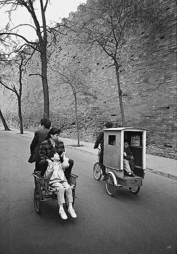 他72岁独居离婚未再婚，每月寄钱前妻20年，没人懂他为何从不解释