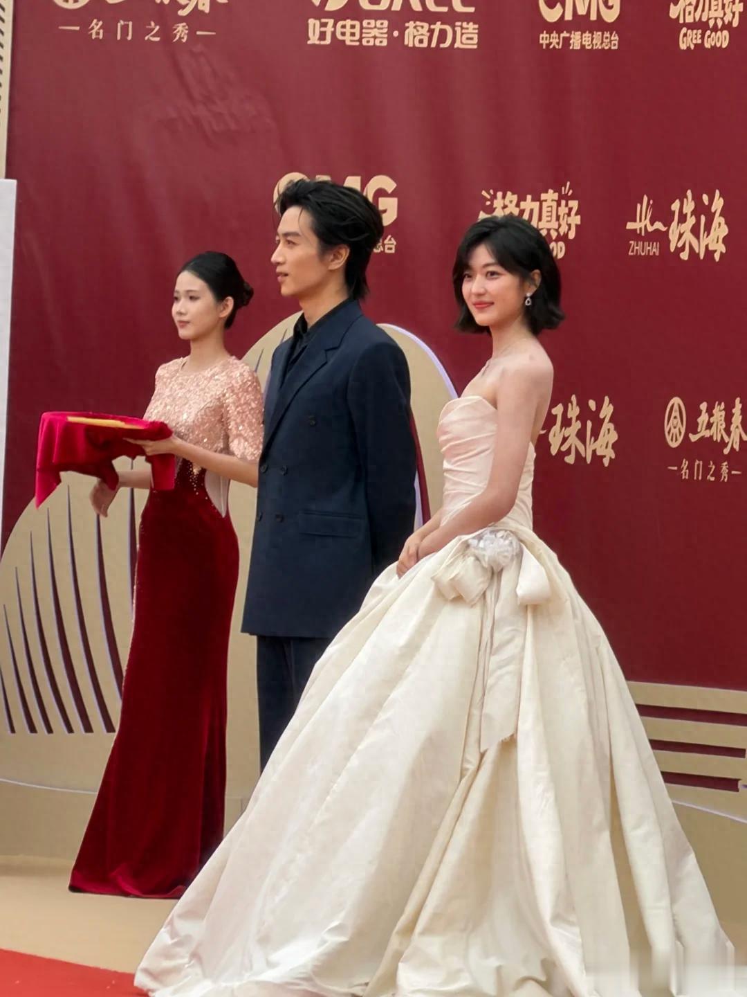 珠海红毯太真实！孙俪脸垮皱纹多，邢菲假发包好土，高圆圆真老了