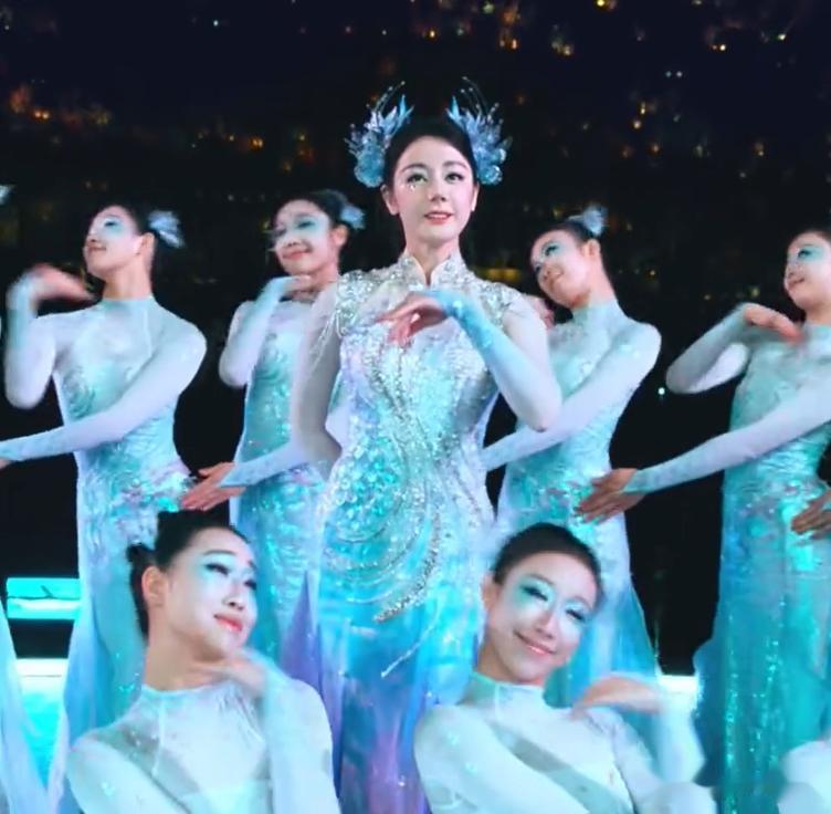 春晚名场面！王一博获好评，易烊千玺垫肩抢镜，热巴让人认不出