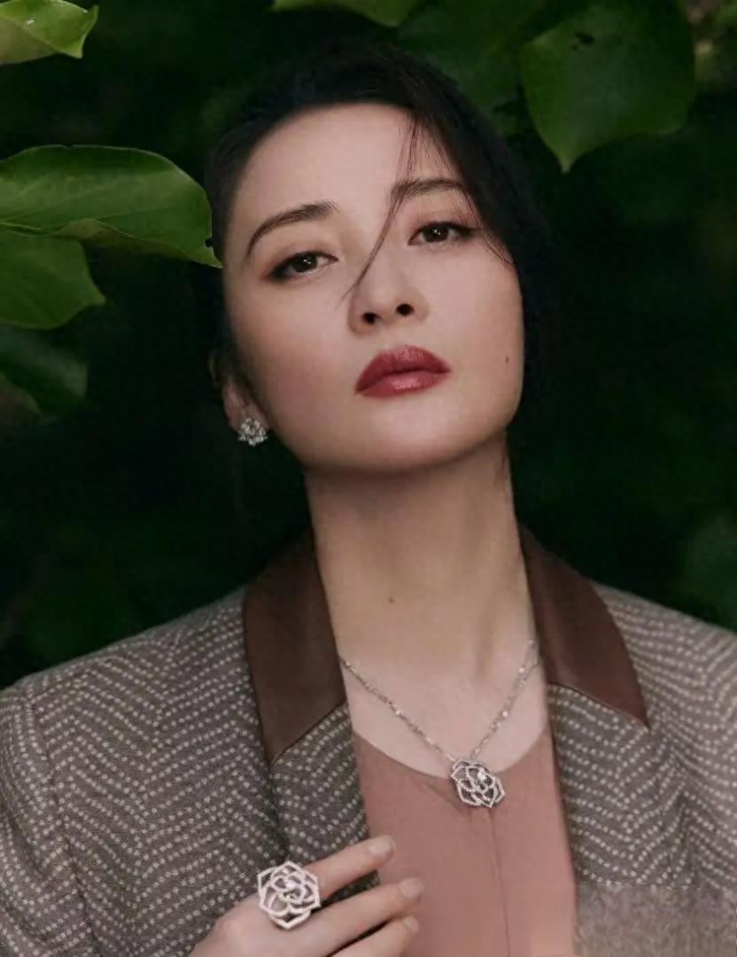 蒋勤勤束腰裙配西装优雅干练，发型利落，50岁美貌依旧惊艳