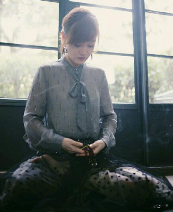 47岁薛佳凝突上热搜,佛堂独居:与胡歌分手16年后,她活成了这样