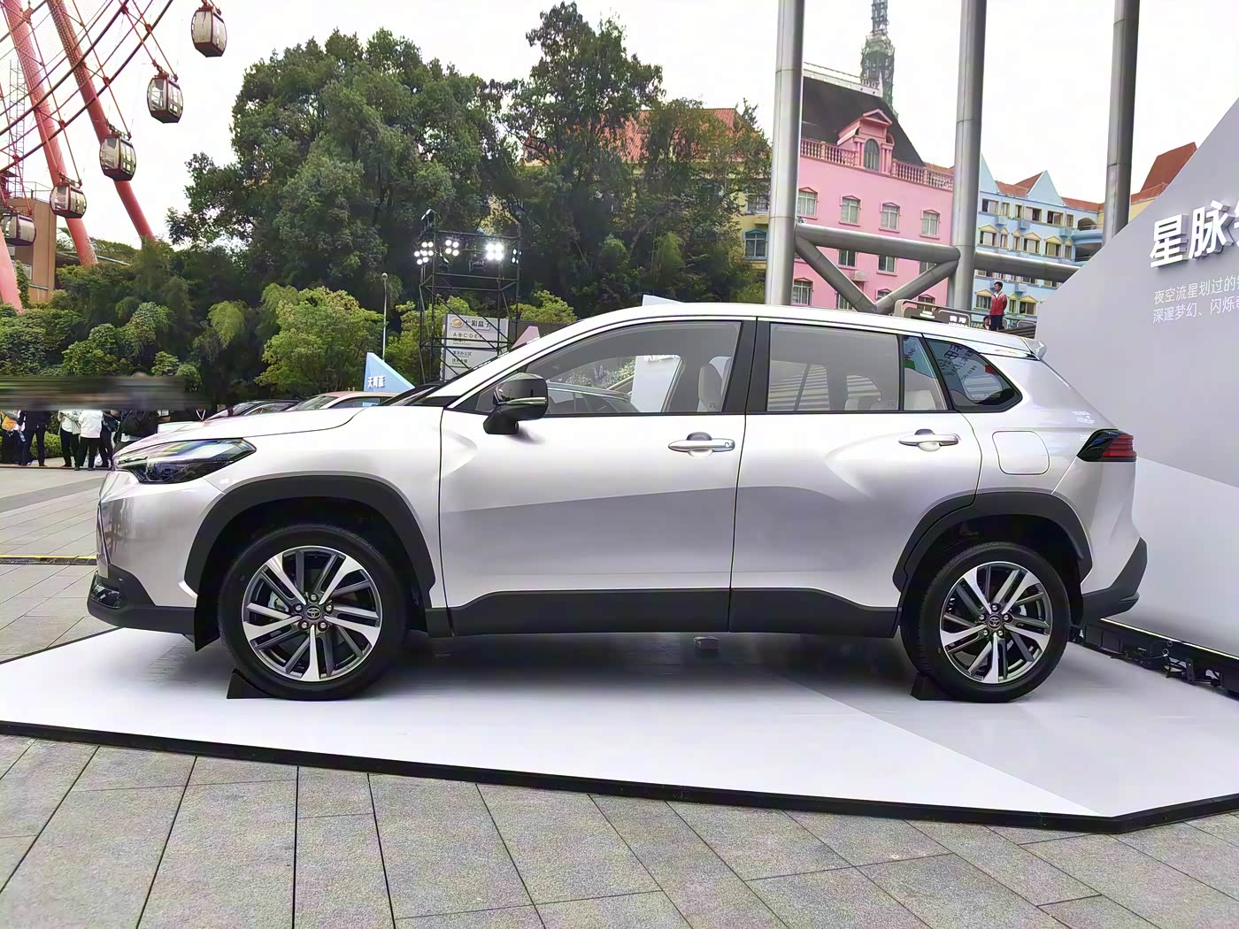 2026款丰田锋兰达上市!焕新价10.28万外观更年轻,搭载2.0L混动