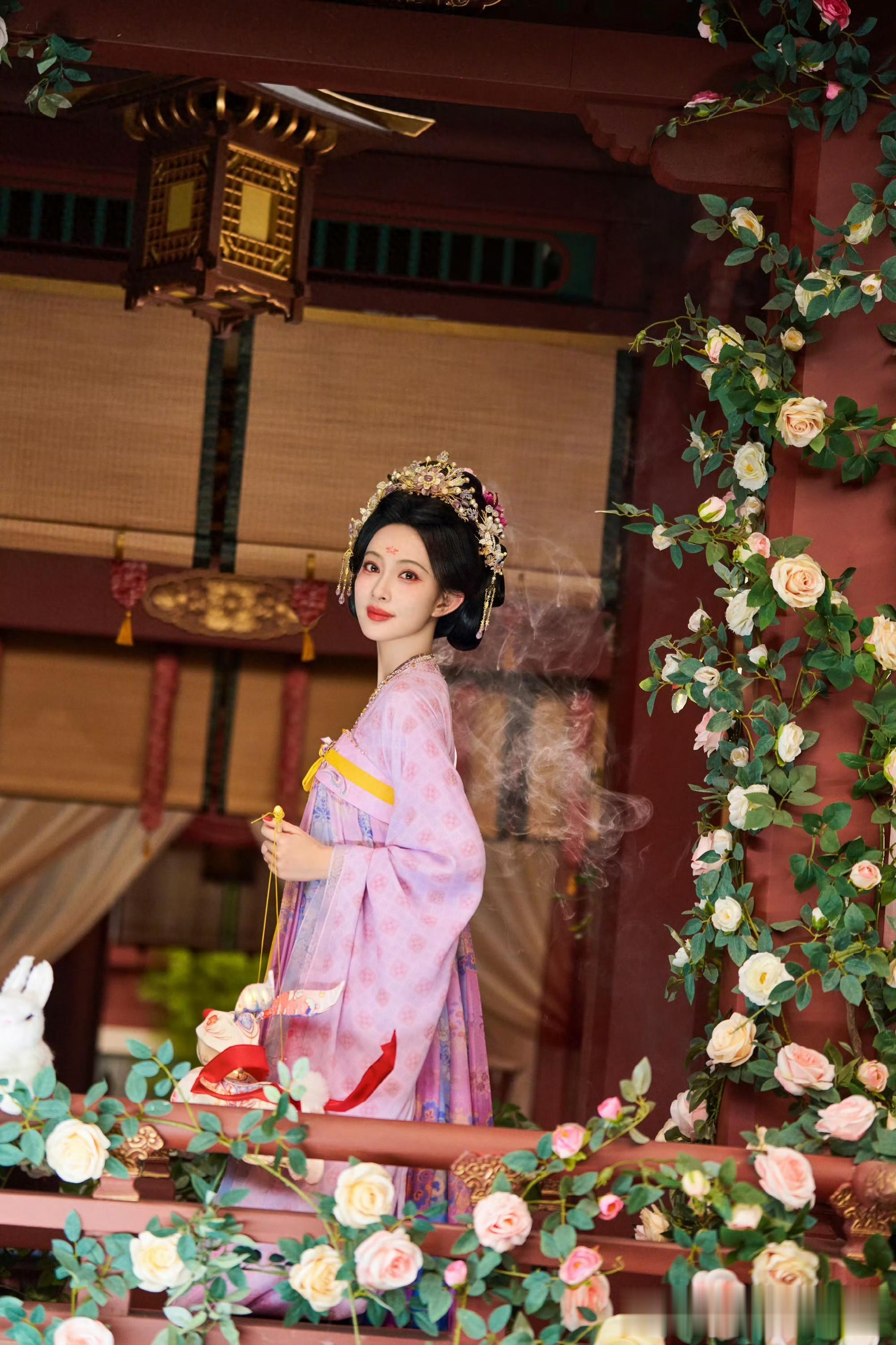 孟子义汉服大片：唐宫仕女抱兔品月，粉紫襦裙尽显古韵风华