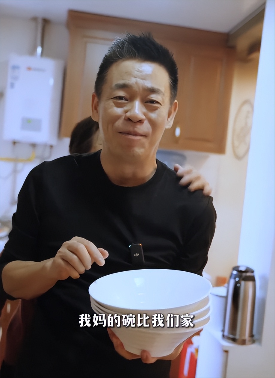 演员孙浩元旦前回父母家吃饭,帮81岁老妈做陕西麻食,57岁还撒娇