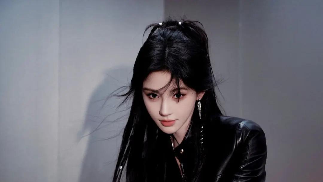 鞠婧祎直播炸场！皮衣穿出“老公”气场，全网直呼“生图战神”