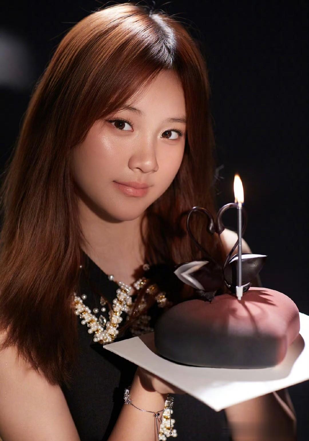 李小璐晒女儿13岁生日照，甜馨手捧3000块黑天鹅蛋糕，优雅又大气