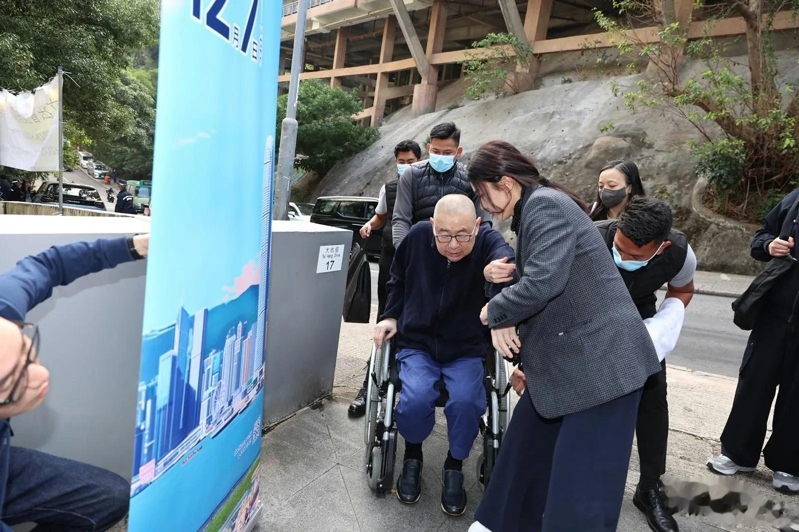 大刘携甘比罕见公开现身 投票站7分钟引全城关注