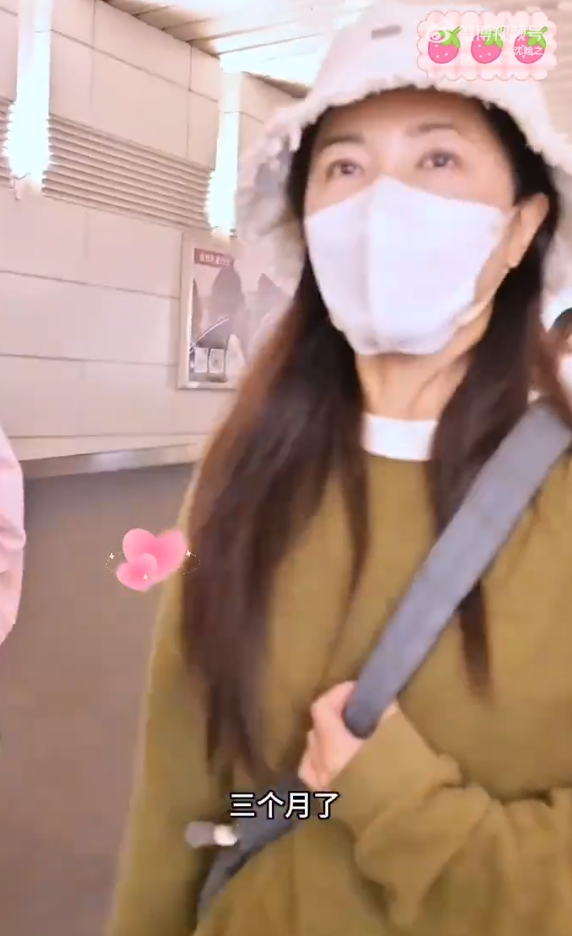 曾黎风波后首次露面：粉丝机场要签名，被翻白眼，网友：高傲什么