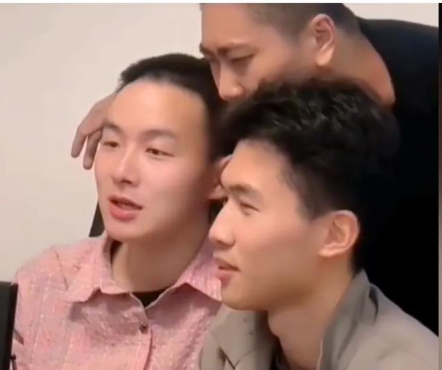 谢浩男妈妈被两个战友举上肩头，这一刻是无数粉丝网友羡慕的对象