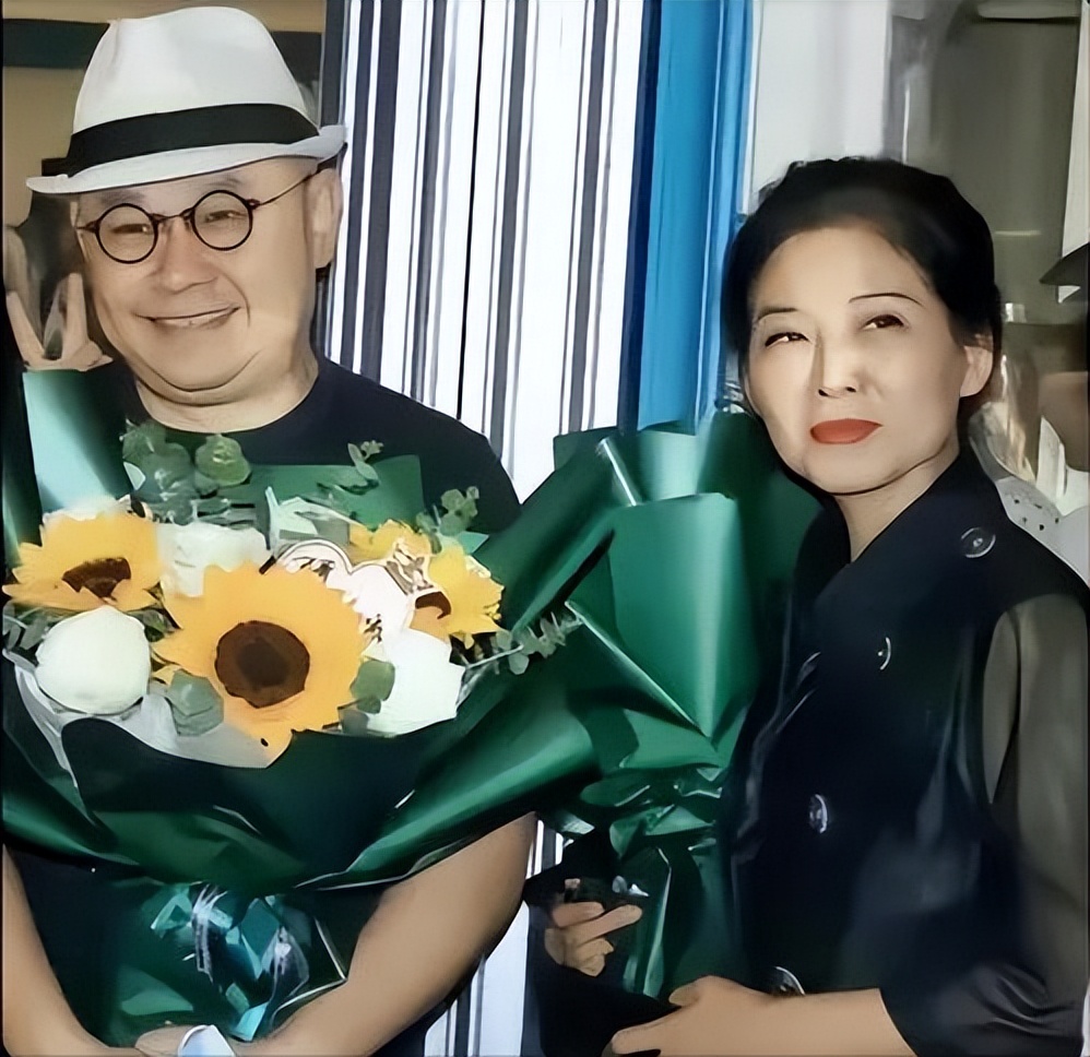 离婚34年后，再看刀郎那个\和富商私奔\的前妻，她后悔了没？