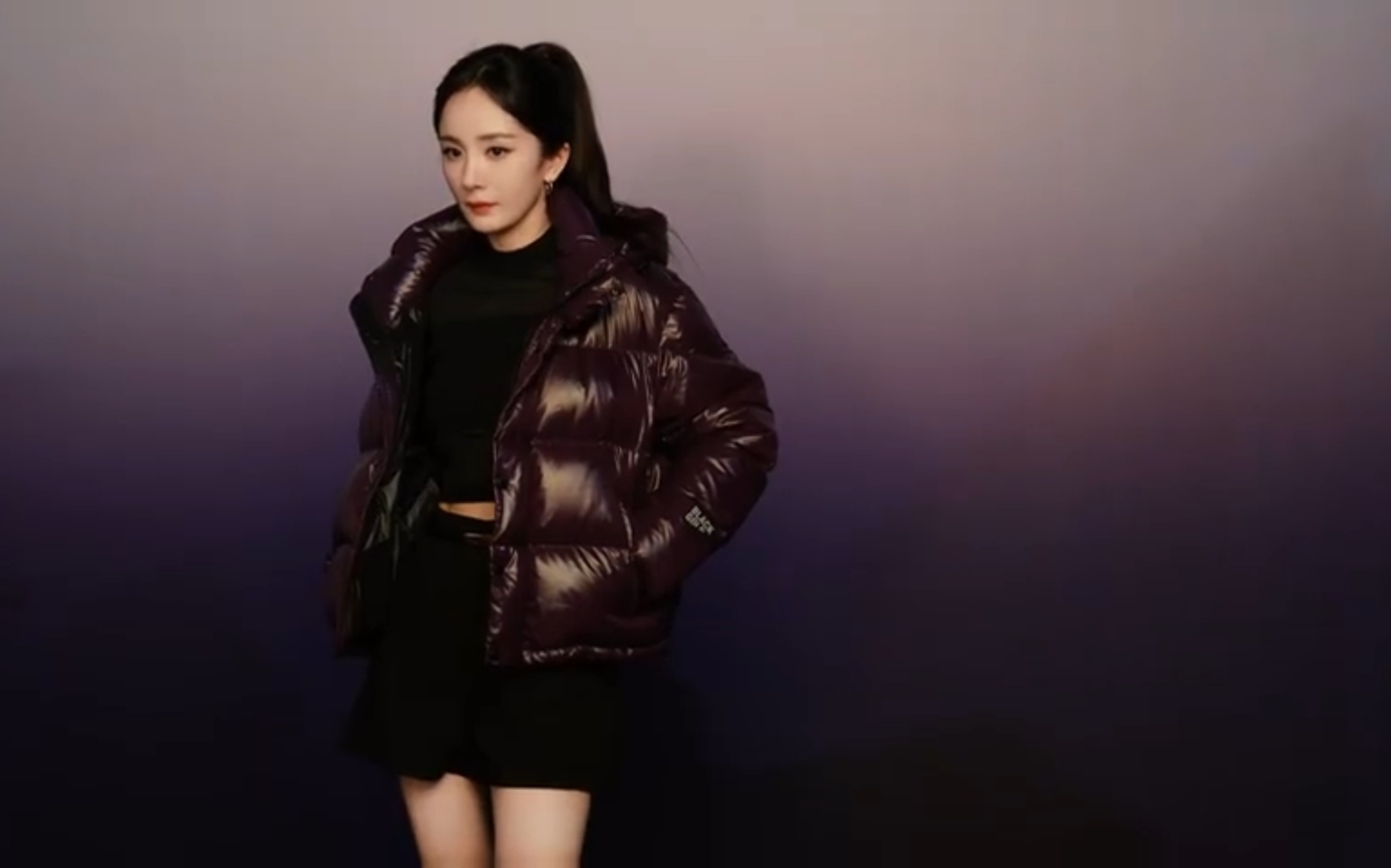 杨幂广告硬照来袭，紫色羽绒服也能穿出高级感