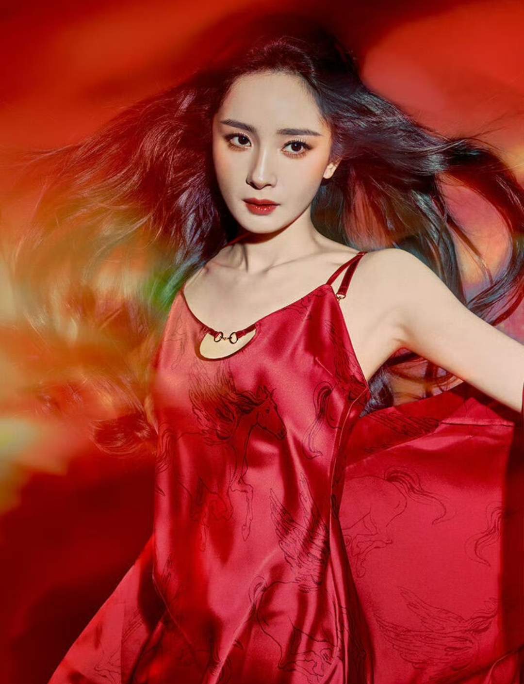 阅读量破亿！杨幂维多利亚的秘密新年大片，“流苏面帘”引曝网络