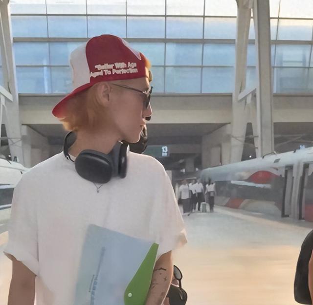 真分手了?鹿晗最新路透,颧骨明显只剩骨头撑着, 整个人都不好了