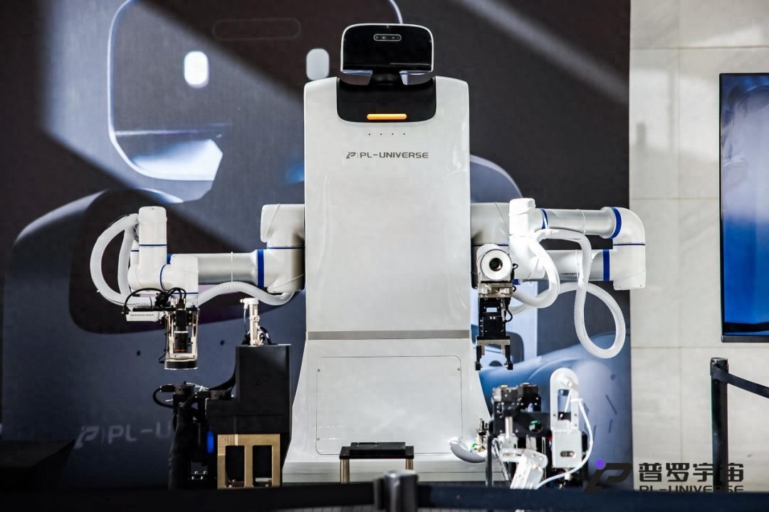 工業具身智能矩陣成型！普羅宇宙發布大白機器人2.0 及靈巧手