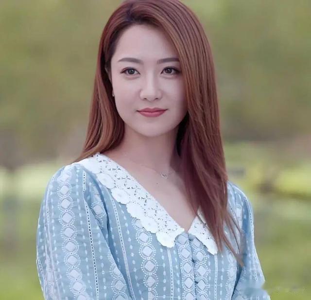 与小3岁男模闪婚，离婚后独自带娃，39岁演《以法之名》惊艳众人