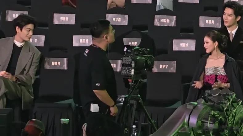吴磊领奖镜头切赵露思，鞠婧祎脸僵像假人，星光大赏看点全在台下