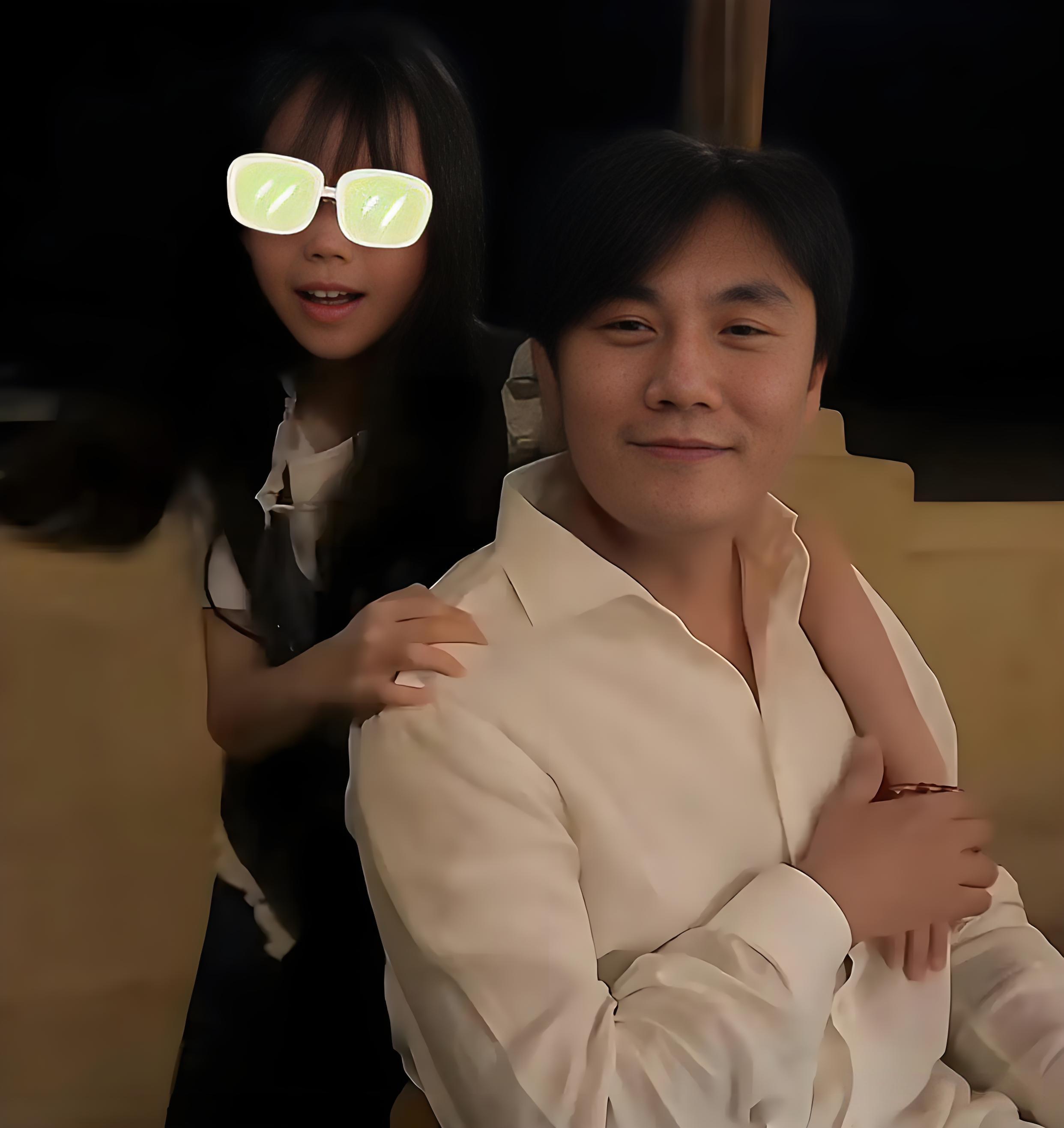 57岁伊能静近照曝光,穿泳装秀辣妈曲线,腰腹部零赘肉美绝了