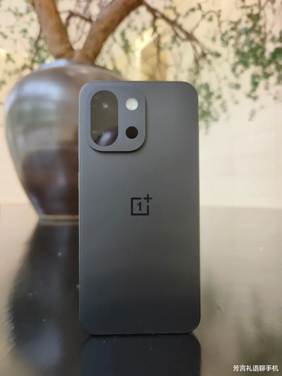 這才是小屏手機中的“性價比之王”？質感出色、全方位能打，價格更低