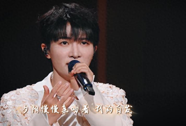 新华社45字评周深春晚表现，不提歌技却一针见血，戳中年歌迷心坎