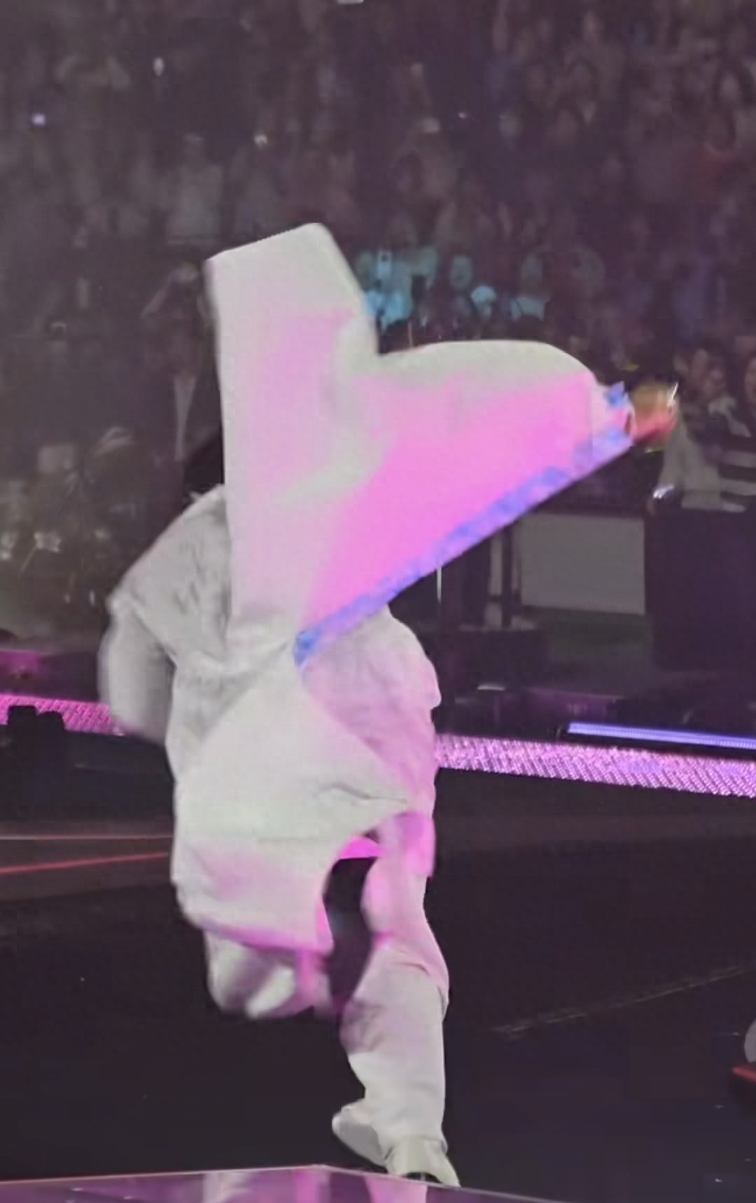 演唱会阿信摔下台，被吴建豪的这个动作暖到了-F4被忽略的潜力股