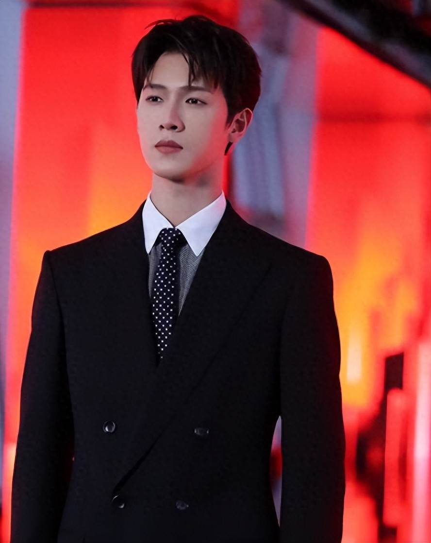 上海TF活动,彭小苒“蛇女”辣眼,包上恩土气,王楚然一身黑惊艳