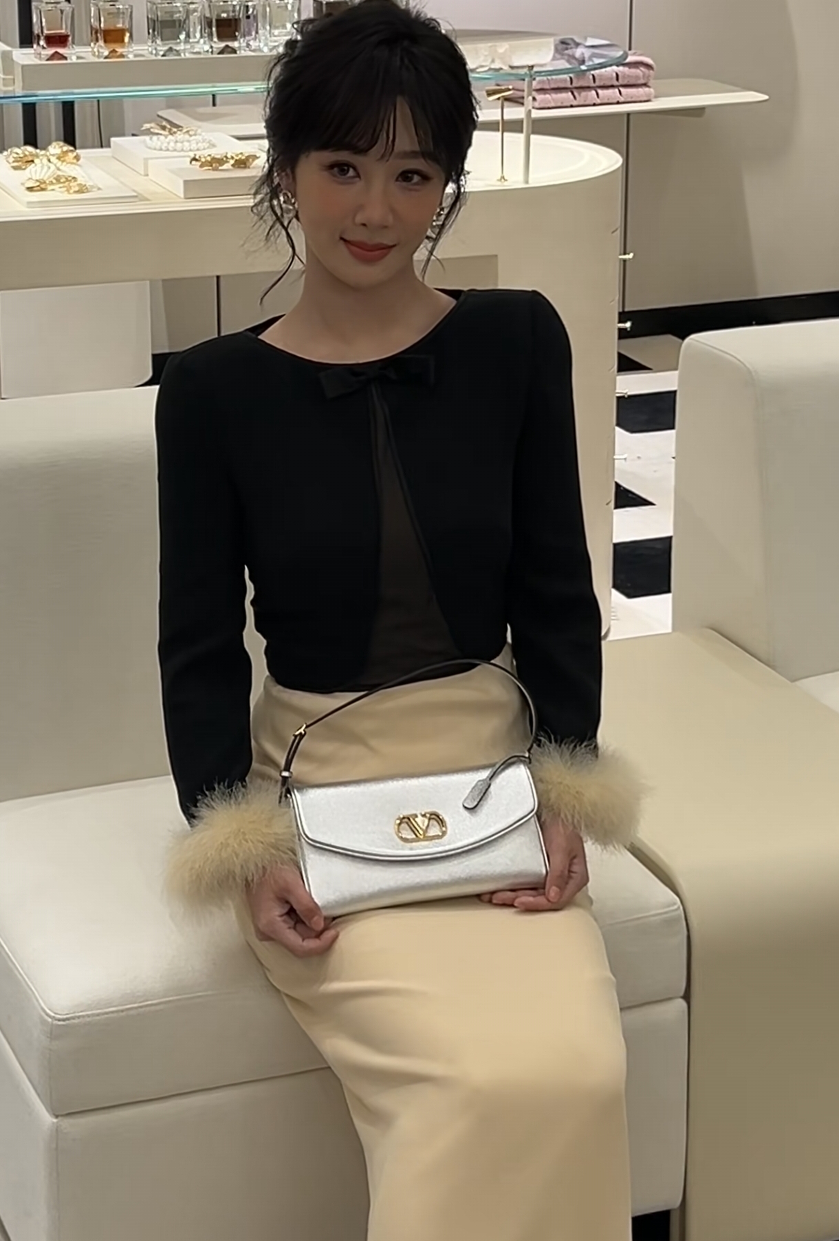 同样是线下，杨紫窄脸小嘴美出新高度，而热巴脸肿僵硬被质疑医美