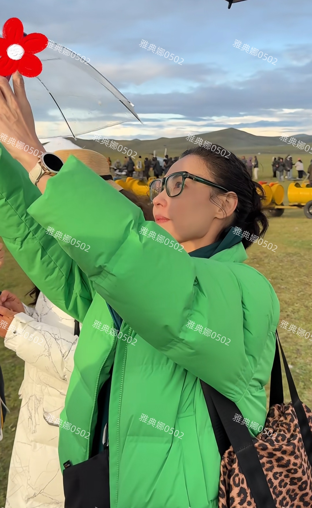 张柏芝内蒙草原录综艺心情大好,但她脸很僵貌似没有以前好看了!